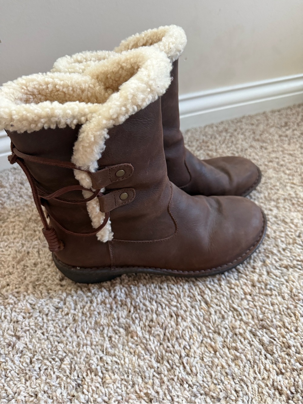 UGG Australia Arcadia Brown Shearling-Lined Winter Women's Boots Size 9